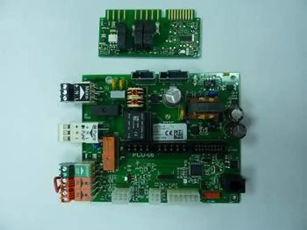 Grüne Steuerplatine mit elektrischen Komponenten von Remeha, einschließlich Steckverbindungen und Module für eine Gasfeuerung.